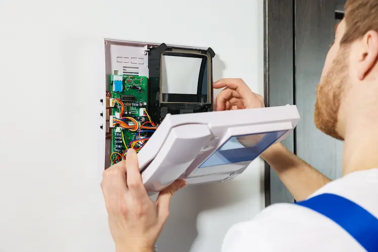 Elettricista durante un'installazione salvavita a Bologna